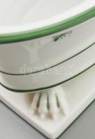 Herendi petrezselyemlevél mintás váza, bécsirózsás díszítéssel. Talpazaton körmös lábakon álló ováli...