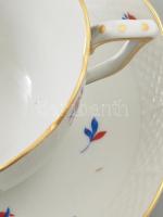 Óherendi virágmintás csésze alátéttel. Jelzett, minimális kopással, d: 15,5 cm, m: 7 cm