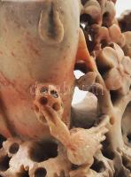 Kínai faragott zsírkő váza. Sérüléssel, m: 9 cm