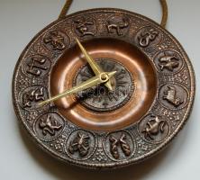 Régi horoszkóp motívumokkal ellátott réz falióra 18cm-es átmérővel és működőképes állapotban