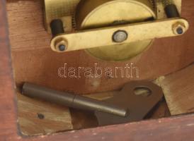 Óragyár kandallóóra. Kulccsal, működik, kopással, 47x24 cm