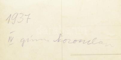 1937 Kiharangoztak! Vakációt ünneplő iskolai táblát ábrázoló fotó, hátoldalon feliratozva, 9×13 cm