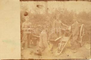 1916 A k.u.k. Feldhaubitz Regiment 4. ágyús osztag katonáit ágyúval ábrázoló fotó, hátoldalt katonai pecséttel postán elküldve, 9×13 cm