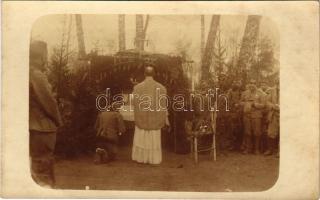 Üdvözlet a Román katonai frontról az első világháborúban! tábori oltár és mise / WWI K.u.k. military camp in the Romanian front, soldiers at the field altar, mass. photo (fl)