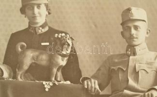 cca 1910 Katonák porcelán kutyával és egy katonának öltözött hölggyel, keményhátú fotó Kováts István...