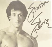Sylvester Stallone (1946-) színész aláírása az őt ábrázoló képen