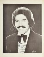 Tony Orlando (1944-) énekes aláírása az őt ábrázoló képen