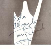 Tony Orlando (1944-) énekes aláírása az őt ábrázoló képen