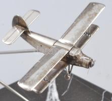 Kétfedeles repülőgép makettje, márvány talpra erősítve, m: 12 cm