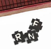 Typ-Dom szókirakó játék dobozában. Kopott, 15x11 cm