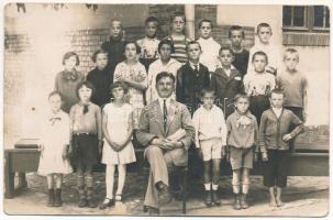 1929 Arad, iskolások csoportja / group of students. Curticean photo (fa)