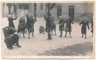 1946 Arad, hógolyózás télen, hócsata / snowball fight in winter. Foto Columban photo (fl)