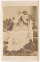 Arad, gyerek babakocsiban / child in baby carriage. photo