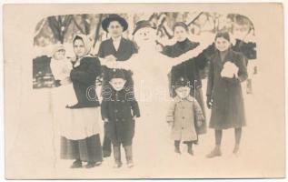 1915 Élesd, Alesd; gyerekek hóemberrel télen / children with snowman in winter. photo (fa)