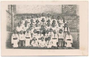 Kakova, Aranyosivánfalva, Kákófalva, Gradinari; iskolások csoportja, erdélyi folklór / group of students, Transylvanian folklore. photo (fl)