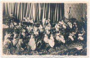 Nagyszeben, Hermannstadt, Sibiu; Muzeul central al &quot;Asociatiunii&quot;, Serbarea junilor din Brasov / múzeum, belső, &quot;júniusi ünnep Brassóban&quot; / museum interior, Transylvanian folklore. Foto orig. E. Fischer 1939.