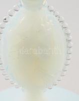 Francia opalinüveg váza. Tej- és rózsaopalin színezéssel, talpazatában kámeaszerű női portré résszel...