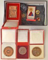 12db-os, főleg szocialista jelvényekből és kitüntetésekből álló tétel, benne ~1980. "Aranyjelvényesek az Olimpiára / A KISZ Központi Bizottságától" kétoldalas bronz emlékérem (70mm) + ~1980. "A Balesetmentes Közlekedésért III" bronz felcsavarozható emlékérem (97x80mm) T:vegyes