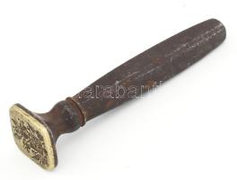 Nemesi címeres antik pecsétnyomó, vas nyéllel, réz vésett felülettel XVIII. sz. 8 cm