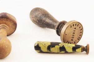 10 db különböző antik és újabb pecsétnyomó, közötte fanyelű, réz, XIX. és XX. sz