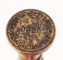 10 db különböző antik és újabb pecsétnyomó, közötte fanyelű, réz, XIX. és XX. sz