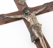 Nagyméretű feszület. cca 20. sz. eleje, német, fém korpusz fa kereszten, kis hiánnyal, 80x45 cm