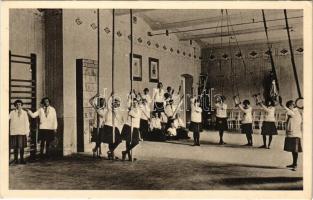 Temesvár, Timisoara; Josefstadt, Institut d. A. Schulschwestern s. N.D. / Józsefvárosi iskolanővérek zárdája, tornaterem belső, sportszerek / School Sisters of Notre Dame Institute in Iosefin, gym hall interior, girls with sports equipments