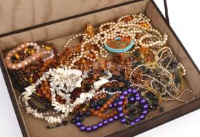 Nagyobb díszdobozban bizsu nyaklánc gyűjtemény, érdekes darabokkal, 44x33 cm