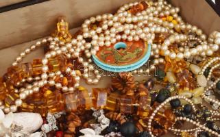 Nagyobb díszdobozban bizsu nyaklánc gyűjtemény, érdekes darabokkal, 44x33 cm