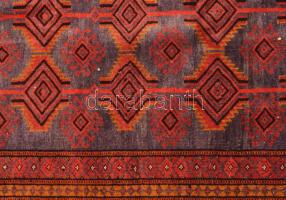 Iráni hamadan szőnyeg. Szélén kopással, de összességében jó állapotban, cca 200x115 cm /// KIZÁRÓLAG...