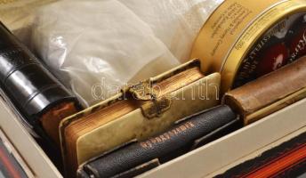 Doboznyi kegytárgy: füzér, könyv, terítő, medálok, stb