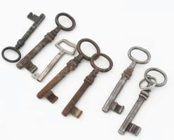 7 darab régi kulcs, 9 cm alatt