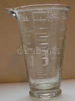 Régi, vastag üvegfalú mérőedény különféle élelmiszerek mérésére szolgálaló skálákkal, 19 cm magassággal