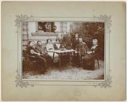 cca 1900 Családi fotózkodás a kertben, 1 db vintage fotó, jelzés nélkül, 11,5x16 cm, karton 20x24,7 cm