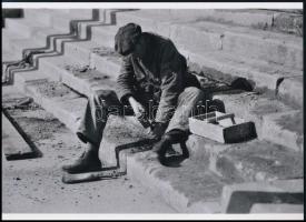 cca 1936 Danassy Károly (1904-1996) budapesti fotóművész hagyatékából 1 db vintage felvétel (Lépcső javítása) modern nagyításban, jelzés nélkül, 15x21 cm