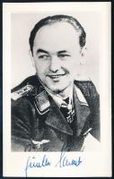 Günther Schack (1917-2003) német Luftwaffe pilóta, repülő ász (174 légi győzelem, mind a keleti fronton) autográf aláírása őt ábrázoló képen (későbbi előhívás), 16,5x10,5 cm / Autograph signature of Günther Schack (1917-2003) German Luftwaffe pilot, flying ace (174 aerial victories, all claimed on the Eastern Front) on a photo (later copy), 16.5x10.5 cm