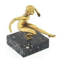 Kerényi Jenő vagy az ő stílusában: Táncoslány. Bronz, márvány talapzaton, jelzés nélkül, m: 10 cm