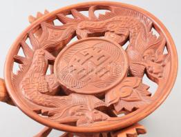 Kis lerakóasztal Faragott fa. Összecsukható d: 24 cm