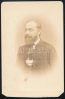 1865 Finály Henrik (1825-1898) klasszika-filológus tanár, az Erdélyi Múzeum-Egyesület titkára, a méter mértékegységet ismertető első magyar nyelvű könyv szerzője; vizitkártya Schrecker Ignác (1834-1888) pesti műterméből, alsó sarkai vágottak, 9,5x6 cm