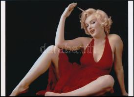 cca 1952 Marilyn Monroe (1926-1962) amerikai színésznő és fotómodell piros ruhában, 1 db modern nagyítás Pánczél György (1920-?) filmtörténész hagyatékából (film- és színházifotó gyűjteményéből), jelzés nélkül, 15x21 cm