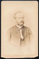 1865 nagylónyai és vásárosnaményi gróf Lónyay Menyhért (1822-1884) arisztokrata politikus, publicista, az Andrássy-kormány pénzügyminisztere, majd az Osztrák-Magyar Monarchia közös pénzügyminisztere (1870-1871), ill. a Magyar Királyság miniszterelnöke (1871-1872); vizitkártya Schrecker Ignác (1834-1888) pesti műterméből, alsó sarkai vágottak, 9,5x6 cm