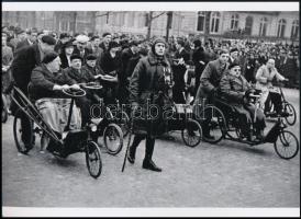 Robert Capa (1913-1954) (eredeti neve Friedmann Endre) magyar - francia fotóriporter felvétele (Veteránok felvonulása), a néhai Lapkiadó Vállalat fotólaborjának archívumából 1 db modern nagyítás, jelzés nélkül, 15x21 cm