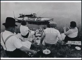 cca 1938 Henri Cartier-Bresson (1908-2004) francia fotóriporter, fotóművész felvétele (Piknik), 1 db modern nagyítás a néhai Fotó újság archívumából, 15x21 cm