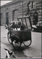 cca 1949 Doisneau, Robert (1912-1994) francia fotóriporter és fotóművész felvétele (Az előre beszedett fuvardíj), 1 db modern nagyítás, jelzés nélkül, Réti Pál (1918-1989) budapesti fotóművész hagyatékából, aki fotóművészeti, fotótörténeti előadásaihoz gyűjtött (sokszor csere vagy levelezés útján) illusztrációs anyagokat az 1960-as, 1970-es években, a Népművelési Intézetben betöltött ,,fotóművészeti referens" állásában, 21x15 cm