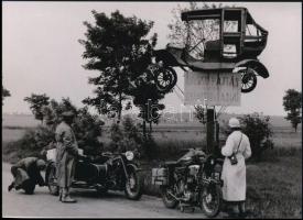 cca 1930 Lepsény közelében elhelyezett forgalombiztonsági figyelmeztetés: ,,Lassú hajtás, vagy gyászszertartás&quot;, a néhai Auto és Motorújság (1922-1938) című lap archívumából 1 db modern nagyítás jelzés nélkül, 15x21 cm