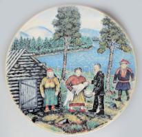 Arabi Finland dísztál, Andreas Alariesto (finn, 1900-1989) festményének reprodukciójával díszítve. Jelzett, hibátlan, d: 29 cm