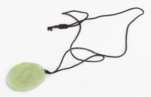 Halfigurával faragott jáde medál, 4,5x3 cm