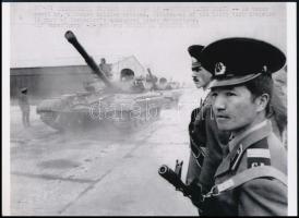 1989 május 19. Sárbogárd, a szovjet tankok kivonulása állomáshelyükről és azután Magyarországról, hírügynökségi fotó, a néhai Lapkiadó Vállalat központi fotólaborjának archívumából 1 db modern nagyítás, jelzés nélkül, 15x21 cm