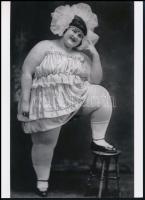 cca 1933 ,,A kán-kán után kipróbálja a kötéltáncos fellépést is", hírügynökségi felvétel modern nagyítása, jelzés nélkül, 21x15 cm