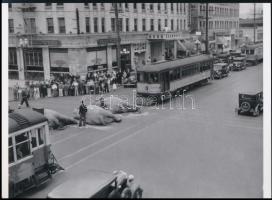 1935 Los Angeles, cirkuszi elefántok állították meg a forgalmat, ,,Kankovszky's Hungarian Presse Photographic Exchange" sajtófotó ügynökség hagyatékából, 1 db modern nagyítás, jelzés nélkül, 15x21 cm